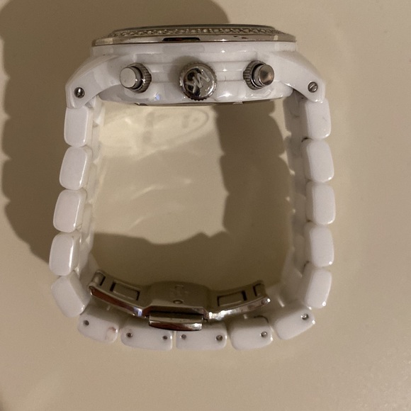 🤍🤍 Michael Kors White Ceramic Watch 🤍🤍 - Picture 3 of 3